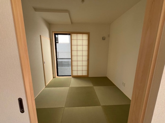 【和室】 | 鈴蘭台北町３丁目　新築戸建 | 和室約4.5帖　リビングと続き間になっているのでより広くお使いいただけます。