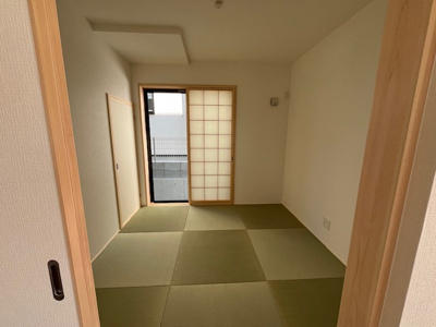 【和室】 | 鈴蘭台北町３丁目　新築戸建 | 和室約4.5帖　リビングと続き間になっているのでより広くお使いいただけます。