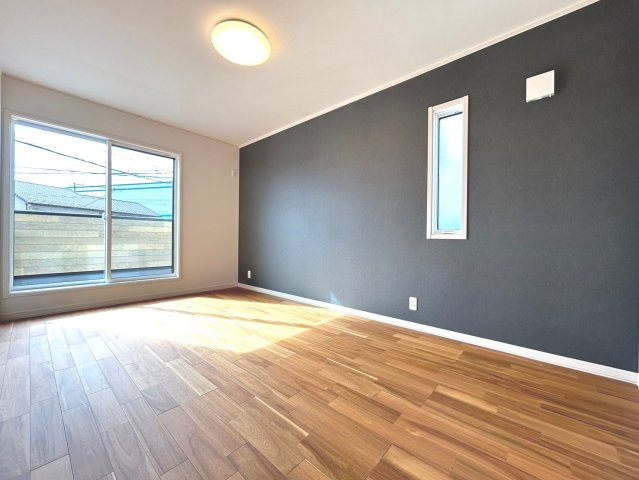 戸建　一宮市木曽川町黒田　全2区画分譲の寝室|全居室にたっぷり収納できる大型収納を設置。窓ガラスは断熱性能や結露防止効果の高いペアガラスです。