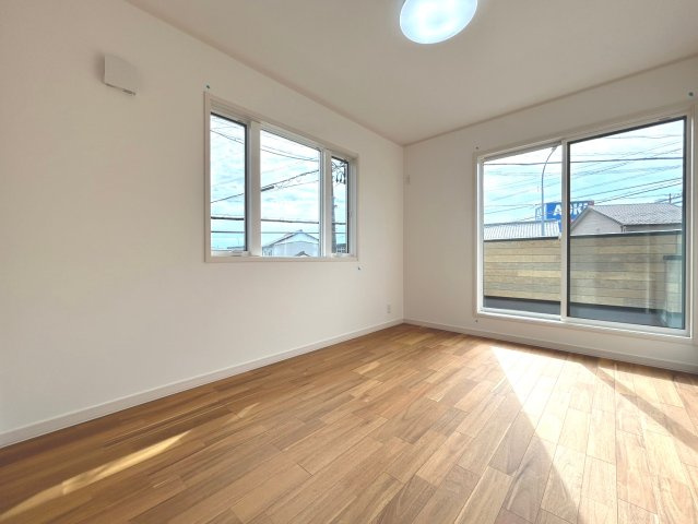 戸建　一宮市木曽川町黒田　全2区画分譲の洋室|全居室にたっぷり収納できる大型収納を設置。窓ガラスは断熱性能や結露防止効果の高いペアガラスです。