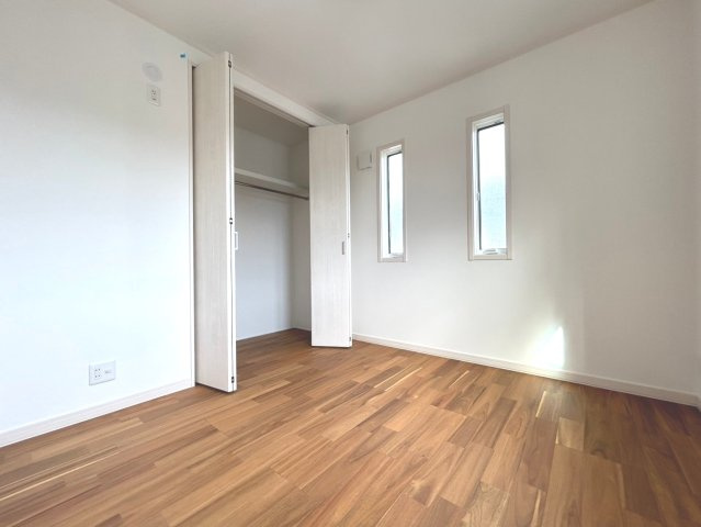 戸建　一宮市木曽川町黒田　全2区画分譲の洋室|全居室にたっぷり収納できる大型収納を設置。窓ガラスは断熱性能や結露防止効果の高いペアガラスです。