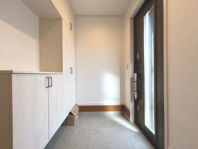 戸建　一宮市木曽川町黒田　全2区画分譲の玄関|大容量のシューズ収納付きで玄関周りもすっきり！玄関ドアからの光が玄関ホールを明るくしてくれます。