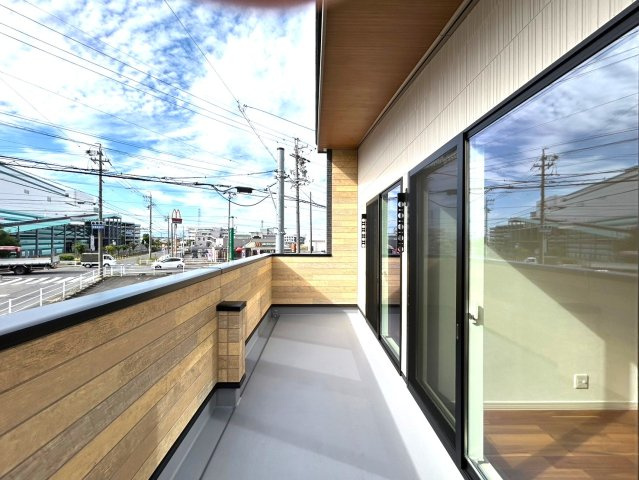 戸建　一宮市木曽川町黒田　全2区画分譲のバルコニー|バルコニーは南向きで洗濯物もよく乾きます！強度と表面積硬度を持つFPRで防水しています。