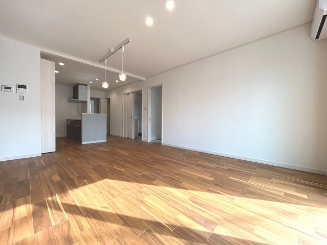 戸建　一宮市木曽川町黒田　全2区画分譲の居間・リビング|南向きで日当たりもよく大きな窓がリビング全体に光と風を運びます。ご家族でゆとりある暮らしができます。