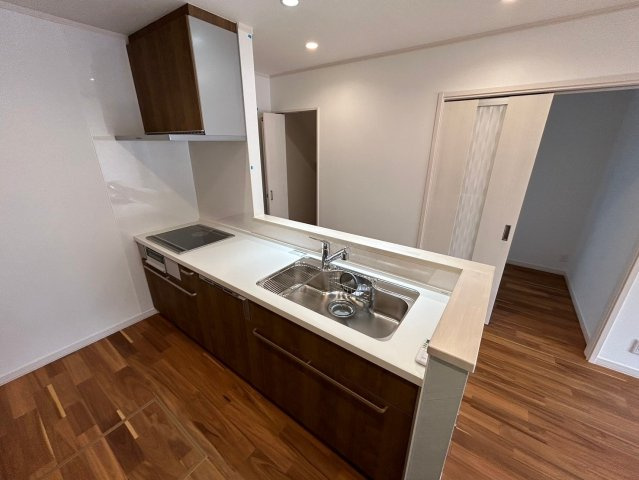 戸建　一宮市木曽川町黒田　全2区画分譲のキッチン|機能的なシステムキッチンです。収納力に優れた大容量の引出しでキッチン回りがスッキリ片付きます。