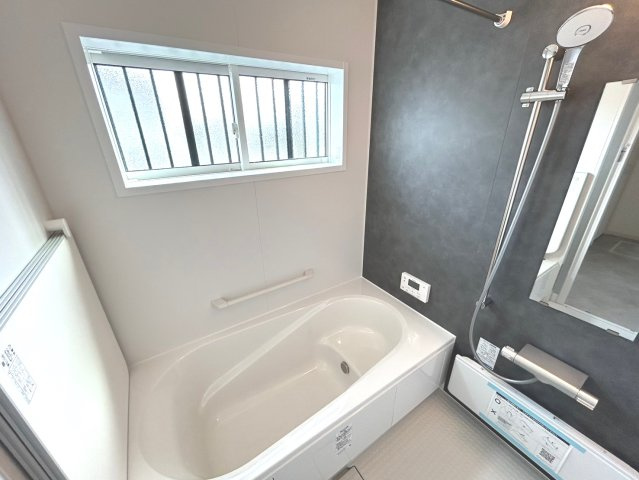 戸建　一宮市木曽川町黒田　全2区画分譲の浴室|１坪タイプのバリアフリー設計でゆったりとくつろげる浴室・浴槽です。タイル床でカビの発生を抑制します。