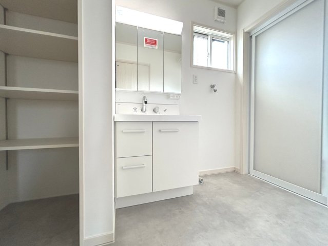 戸建　一宮市木曽川町黒田　全2区画分譲の独立洗面台|洗面洗髪化粧台です。物件により三面鏡または一面鏡の場合があります。詳しくは担当者までお問合せ下さい。