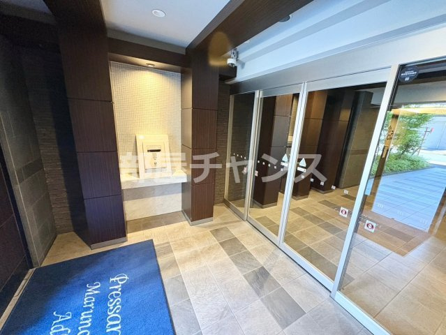 プレサンス丸の内アドブルのエントランス