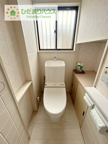 日立市十王町伊師　中古戸建のトイレ|小窓が付いているので、トイレも明るい空間になっております♪