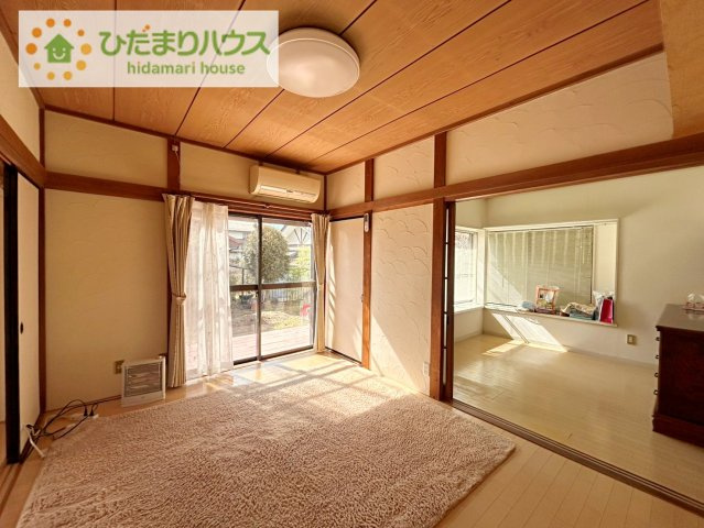 日立市十王町伊師　中古戸建の居間・リビング|リビング大きな窓からは、暖かな日の光が降り注ぎます・・・