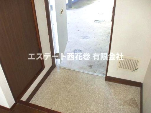 すわレジデンスの玄関|玄関脇に収納があります