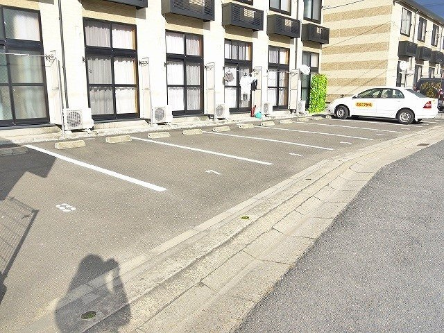 レオパレスＭａｒｊｏｒａｍの駐車場|車をお持ちの方に嬉しい駐車場付きの物件です
