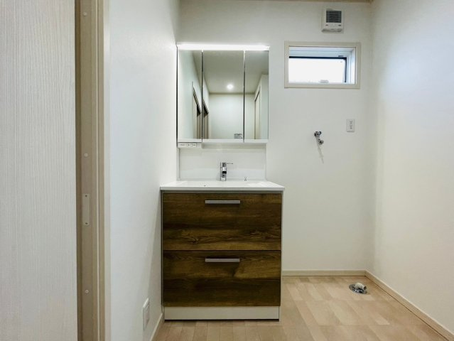 戸建　岐阜市安良田町6丁目　全1区画分譲の独立洗面台|洗面洗髪化粧台です。物件により三面鏡または一面鏡の場合があります。詳しくは担当者までお問合せ下さい。