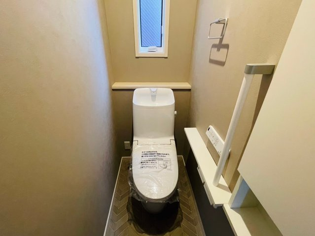 【商談中】戸建　岐阜市安良田町6丁目　全1区画分譲のトイレ|節水省エネの暖房便座シャワートイレです。お掃除のしやすさを究めたフチなし形状でお手入れ楽々。