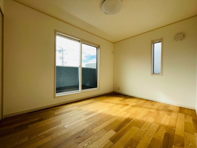 【商談中】戸建　岐阜市安良田町6丁目　全1区画分譲の寝室|全居室にたっぷり収納できる大型収納を設置。窓ガラスは断熱性能や結露防止効果の高いペアガラスです。