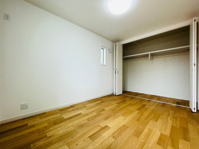 戸建　岐阜市安良田町6丁目　全1区画分譲の洋室|全居室にたっぷり収納できる大型収納を設置。窓ガラスは断熱性能や結露防止効果の高いペアガラスです。