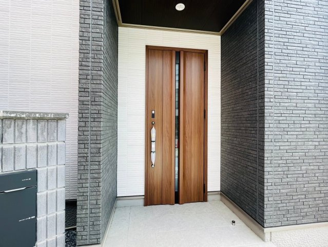 【商談中】戸建　岐阜市安良田町6丁目　全1区画分譲の玄関|玄関ドアの鍵はディンプルキーと内側はサムターンキーになっており防犯性の高い仕様になっています。