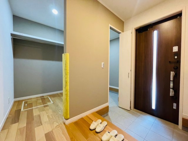 【商談中】戸建　岐阜市安良田町6丁目　全1区画分譲の玄関|大容量のシューズ収納付きで玄関周りもすっきり！玄関ドアからの光が玄関ホールを明るくしてくれます。