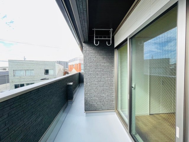 戸建　岐阜市安良田町6丁目　全1区画分譲のバルコニー|バルコニーは南向きで洗濯物もよく乾きます！強度と表面積硬度を持つFPRで防水しています。