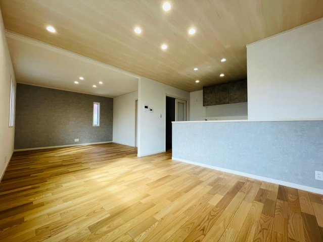 【商談中】戸建　岐阜市安良田町6丁目　全1区画分譲の居間・リビング|南向きで日当たりもよく大きな窓がリビング全体に光と風を運びます。ご家族でゆとりある暮らしができます。