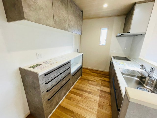 【商談中】戸建　岐阜市安良田町6丁目　全1区画分譲のキッチン|機能的なシステムキッチンです。収納力に優れた大容量の引出しでキッチン回りがスッキリ片付きます。