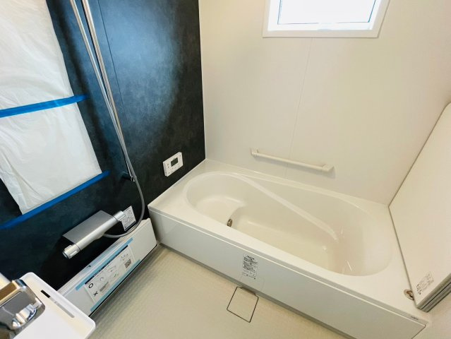 【商談中】戸建　岐阜市安良田町6丁目　全1区画分譲の浴室|１坪タイプのバリアフリー設計でゆったりとくつろげる浴室・浴槽です。タイル床でカビの発生を抑制します。