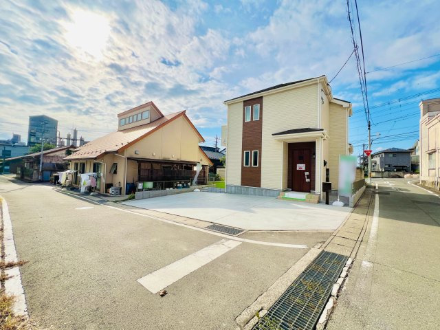 高崎市歌川町の前面道路含む現地写真|間口も広いので、駐車も楽々◎