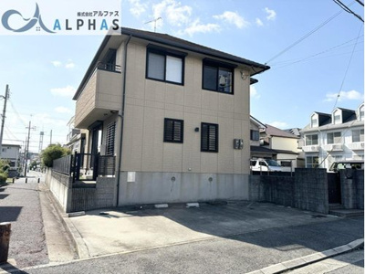 【外観】 | 神戸市西区中野一丁目　一戸建て | 大和ハウス施工の広々2世帯住宅！
駐車並列3台可能！
※車種によります。