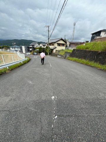 三重県伊賀市千歳字野添　売り土地の前面道路含む現地写真