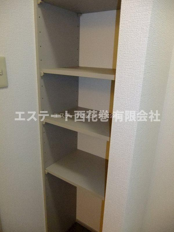 スターヒルズ|洗面所には収納棚があります。