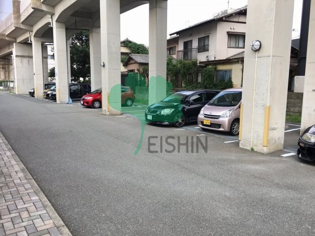 Casa JR箱崎 B棟の駐車場