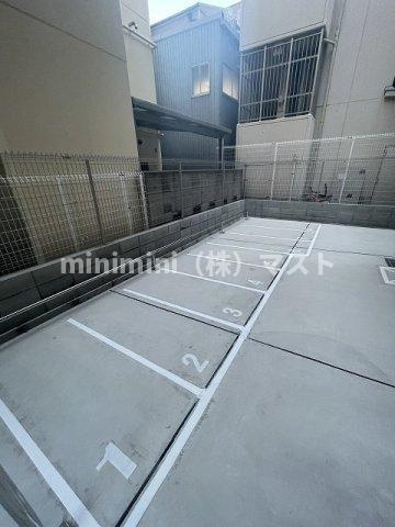 セレニテ難波ミラク弐番館の駐車場