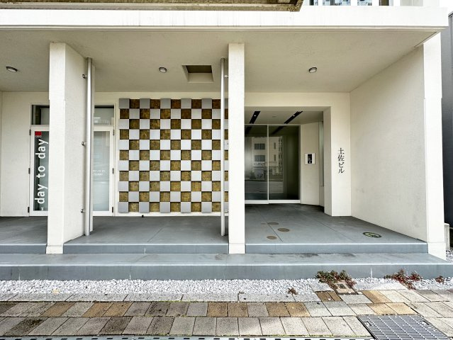 土佐ビルのエントランス