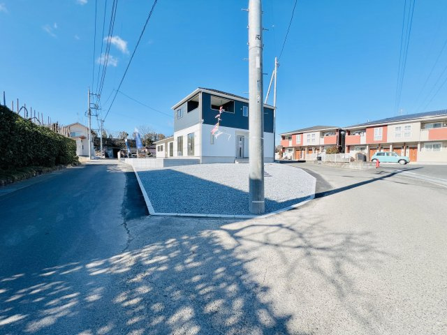 吉岡町大久保の前面道路含む現地写真|車の通りも少なく駐車が苦手な方にもおススメです◎