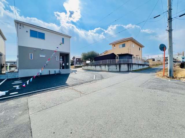 吉岡町下野田の前面道路含む現地写真|大きな車をお持ちの方や、駐車が苦手な方にもおススメ♪