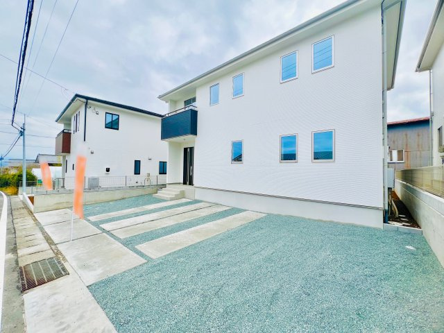 北群馬郡吉岡町の外観|駐車スペースを3台確保しながら、南側のお庭スペースも♪BBQやガーデニングなども楽しめます♪