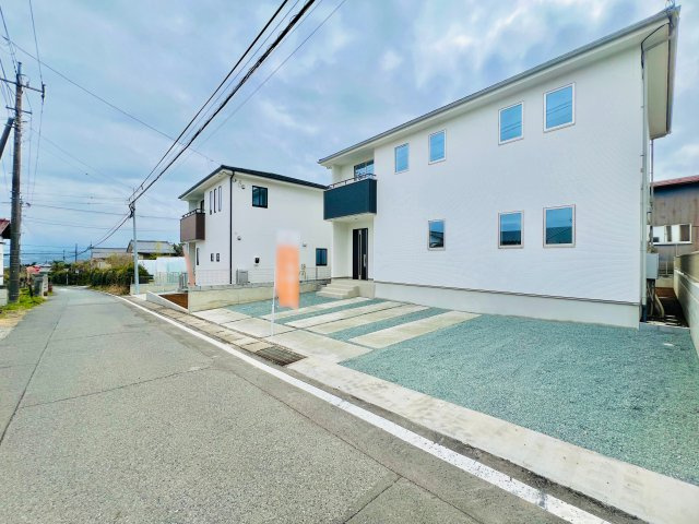 北群馬郡吉岡町の前面道路含む現地写真|前面道路5.3ｍで駐車が苦手な方や大きな車をお持ちの方にもオススメ♪