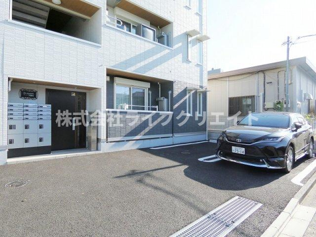 D-ROOM万願寺の駐車場