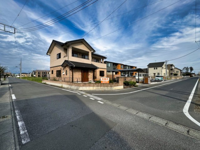 【前面道路含む現地写真】 | 大泉町古氷　リフォーム済み中古戸建 | 南西角地で陽当たりも良好です♪