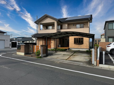 【前面道路含む現地写真】 | 大泉町古氷　リフォーム済み中古戸建 | 南道路で日当たりのよい立地！太陽光パネルの発電も効率よくできそうですね♪