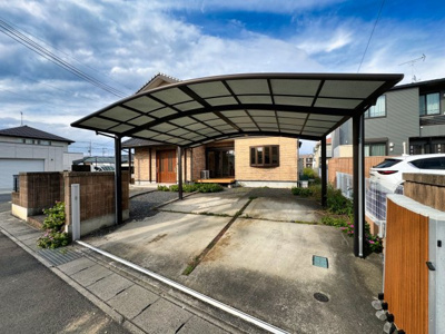 【駐車場】 | 大泉町古氷　リフォーム済み中古戸建 | カーポート設置済みで雨の日の乗り降りも安心です♪
並列で２台駐車可能です！