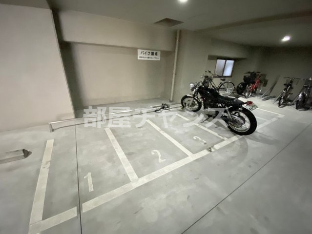 グレイス新栄の駐車場