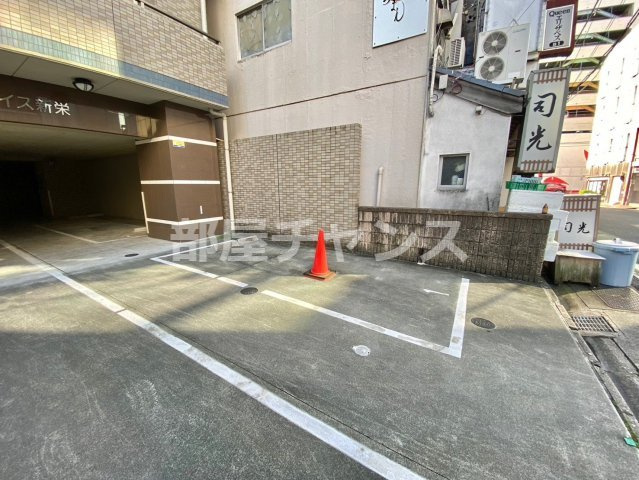 グレイス新栄の駐車場