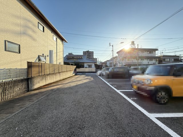 ロイヤルスクエア季永林の駐車場