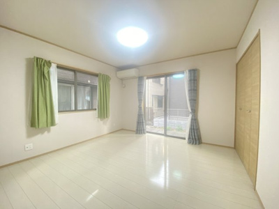 【居間・リビング】 | （値下げ）早期売却希望！ | １階洋室８帖　クローゼット付き　キッチン併設