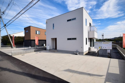 【駐車場】 | 太田市鳥山上町　デザイン住宅 | 並列駐車可能なカースペースです！お客様も遊びに来やすいですね♪