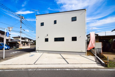 【駐車場】 | 植木野町　デザイン住宅 | 並列駐車可能なカースペースです！お客様も遊びに来やすいですね♪