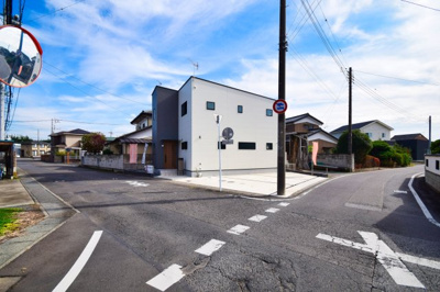 【前面道路含む現地写真】 | 植木野町　デザイン住宅 | 南西角地の開放的な区画です