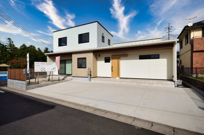 【駐車場】 | 龍舞町　デザイン住宅 | 並列駐車可能なカースペースです！お客様も遊びに来やすいですね♪