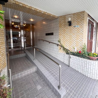 【エントランス】 | エントランスにはスロープと階段が設置されています